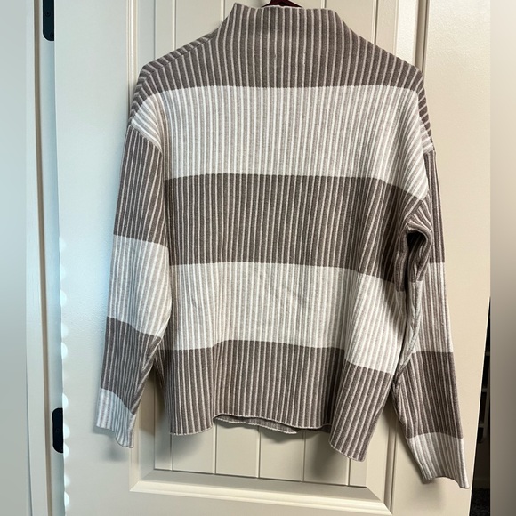 Women’s Adrienne Vittadini sweater-Size Small - Picture 3 of 4